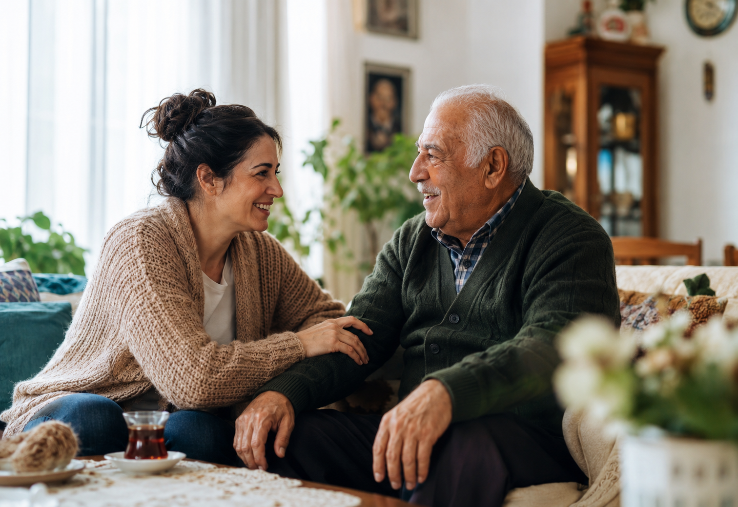 Profesyonel bakıcı yaşlıyla mutlu